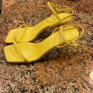 Jeffrey Campbell Womens Jerrod Dusty Yellow Sandals
